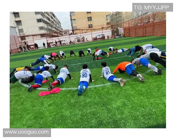 小学生快乐踢足球的日常生活与成长点滴记录